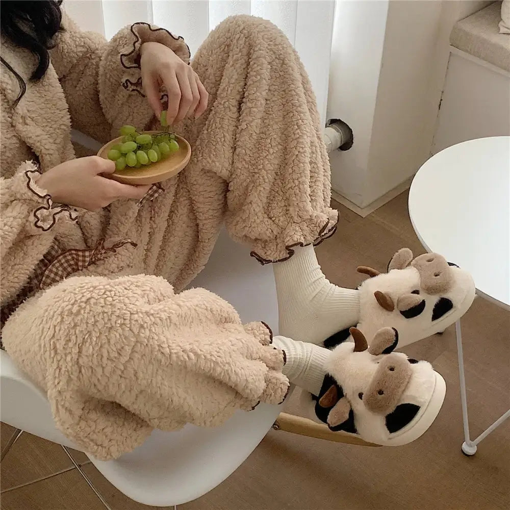 Damen Hausschuhe Kuh-Muster Plüsch – Pantoffeln – Produktansicht 6